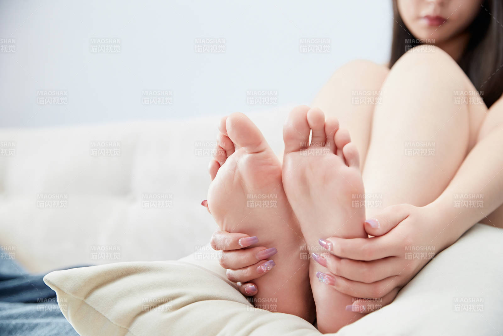 在沙发上的少女脚部特写图片