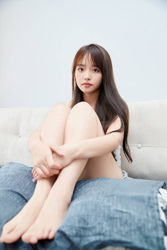 节假日居家生活的亚洲女孩图片