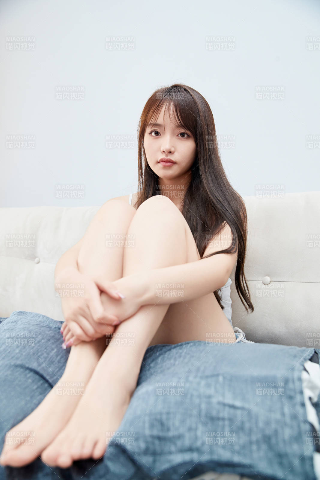 节假日居家生活的亚洲女孩图片