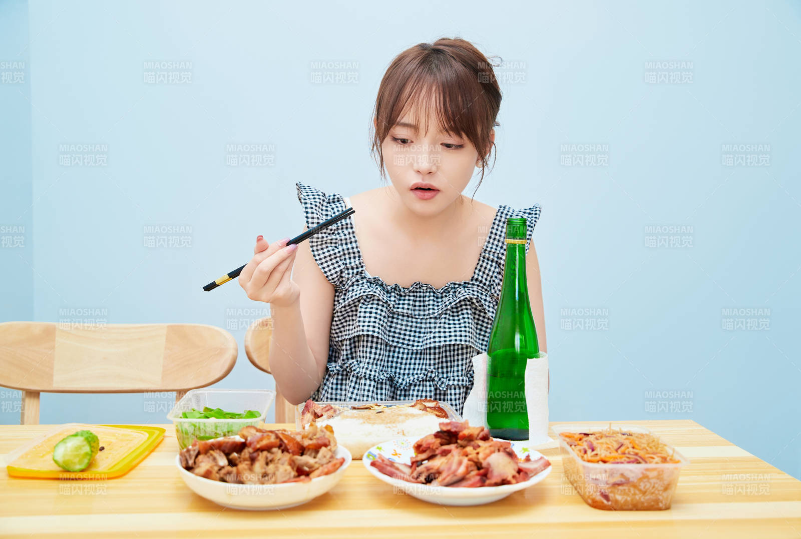 在餐桌前吃午餐喝白酒的亚洲少女图片