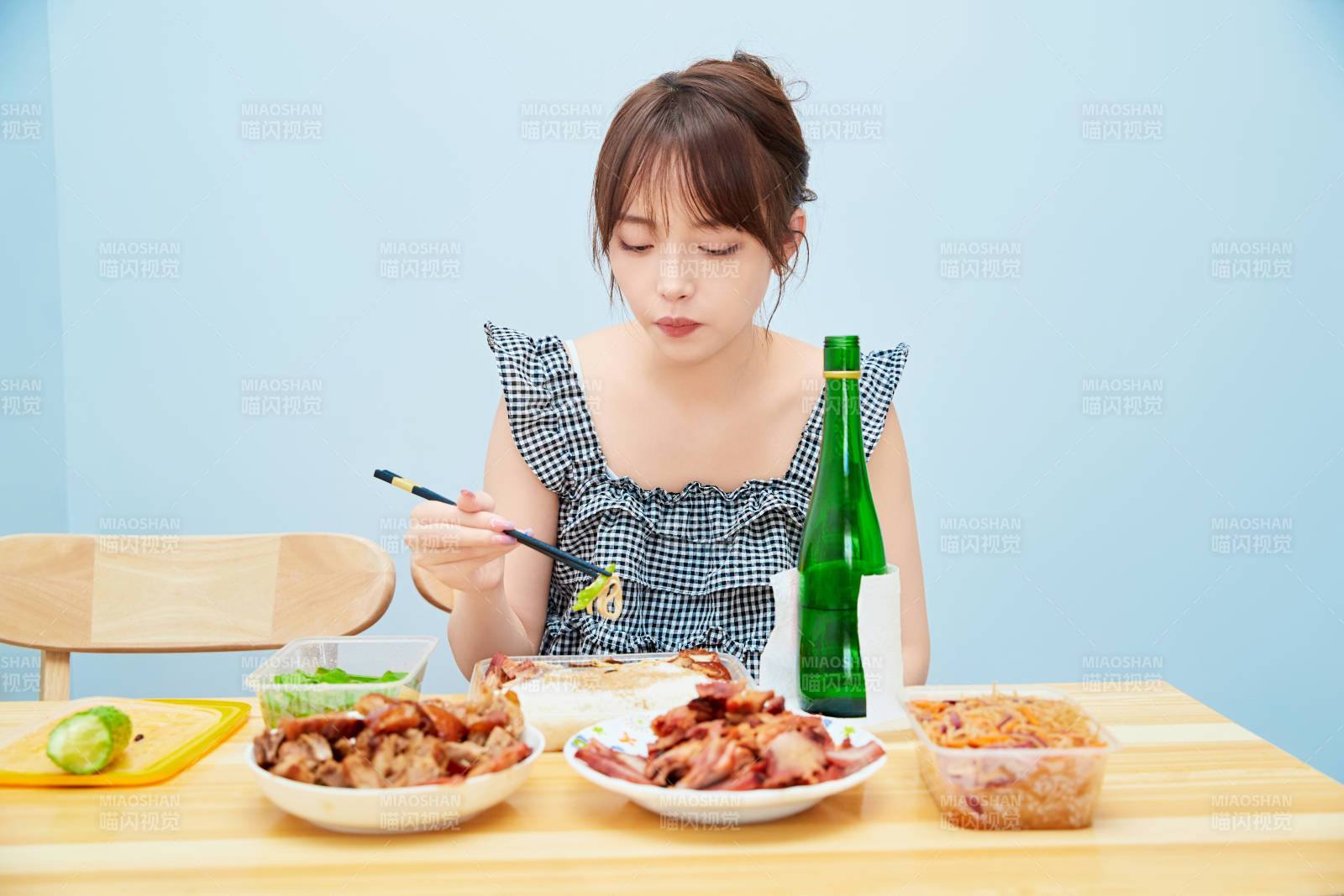 在餐桌前吃午餐喝白酒的亚洲少女图片