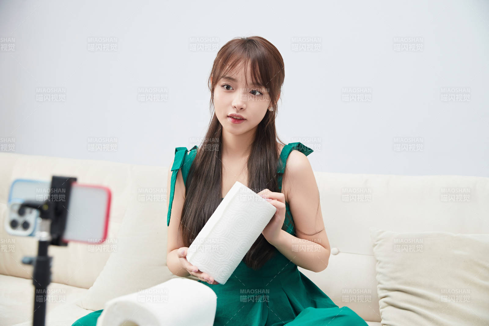 正在进行网络直播带货的美女主播图片