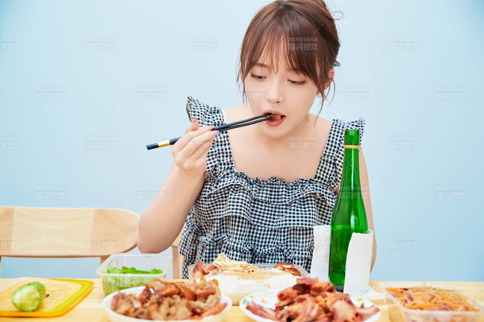 在餐桌前吃午餐喝白酒的亚洲少女图片