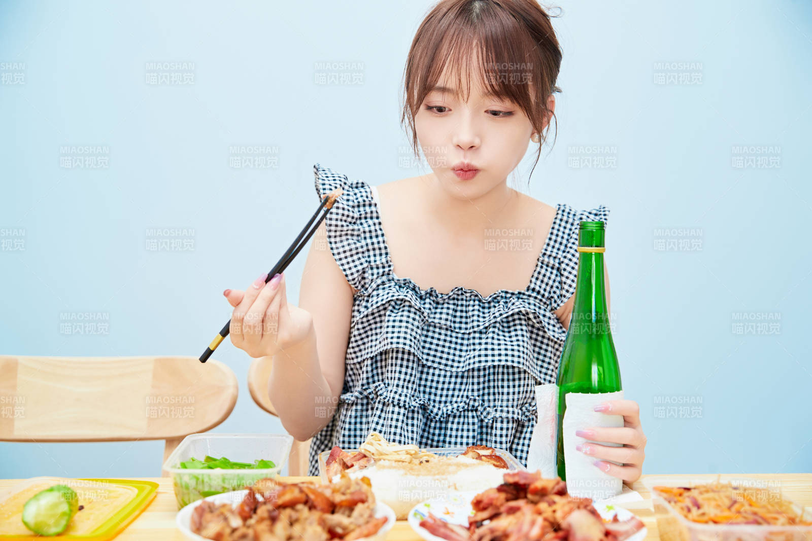 在餐桌前吃午餐喝白酒的亚洲少女图片