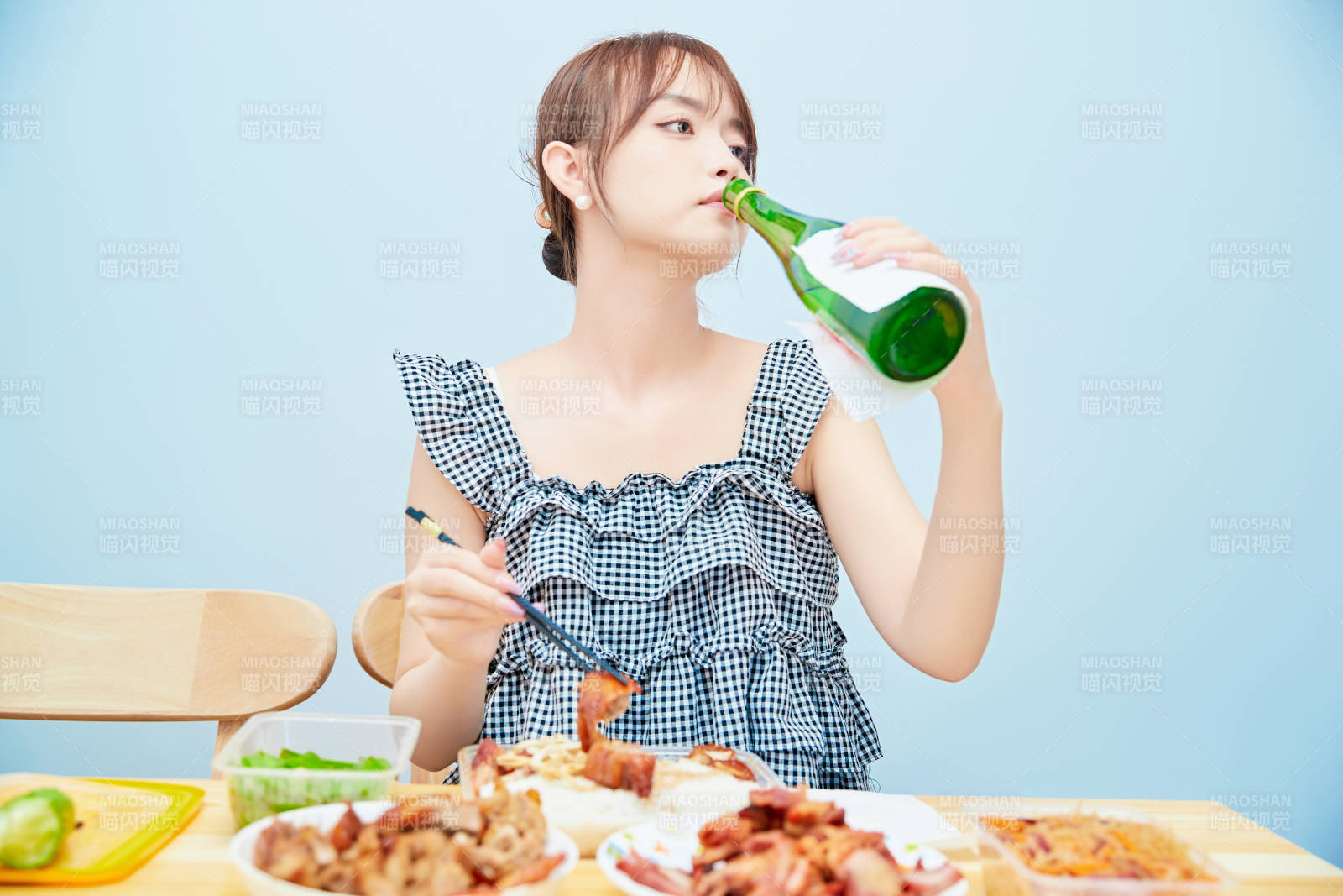 在餐桌前吃午餐喝白酒的亚洲少女图片