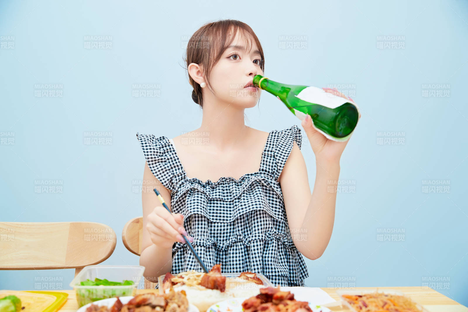 在餐桌前吃午餐喝白酒的亚洲少女图片
