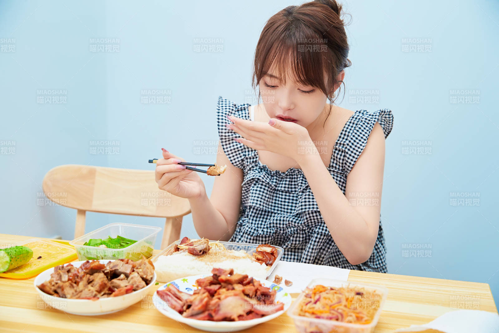 在餐桌前吃午餐的亚洲少女图片