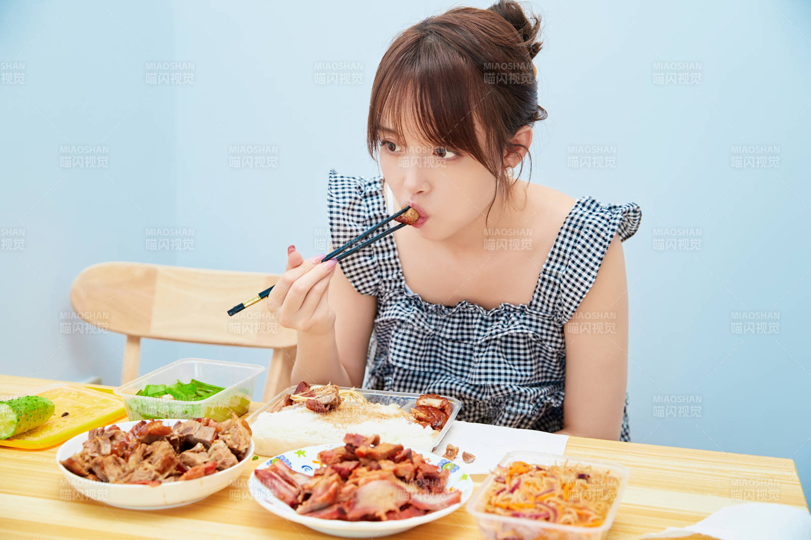 在餐桌前吃午餐的亚洲少女图片