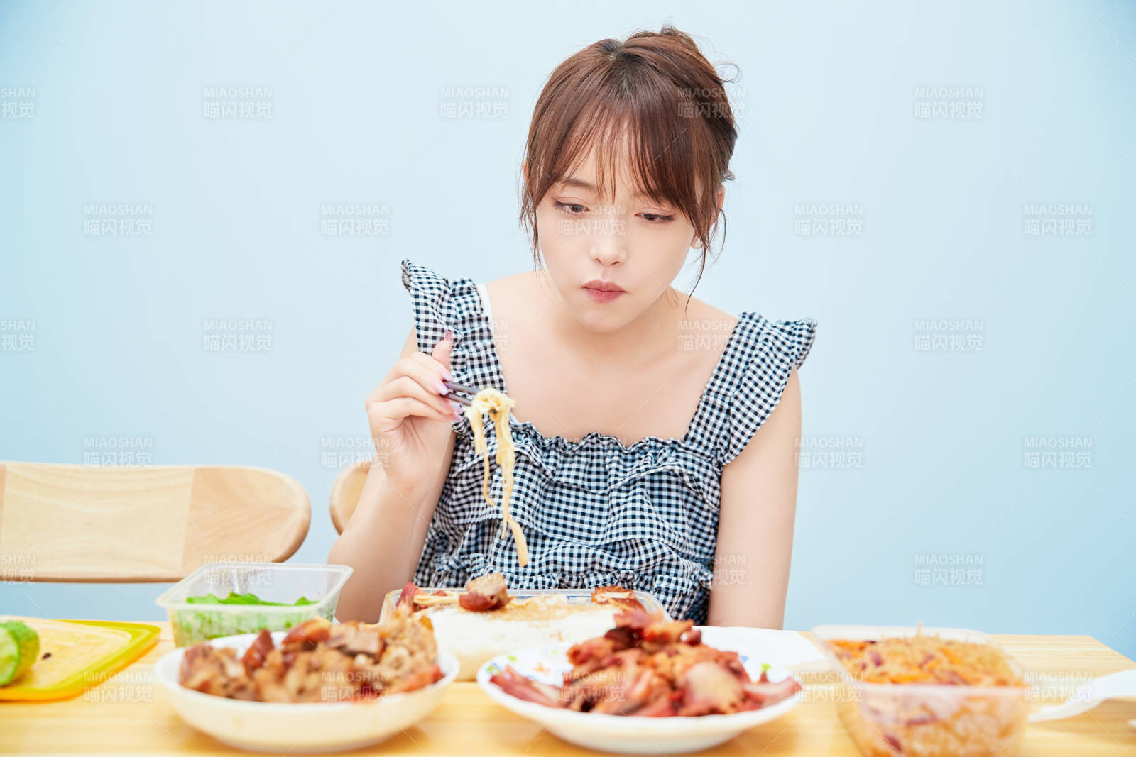 在餐桌前吃午餐的亚洲少女图片