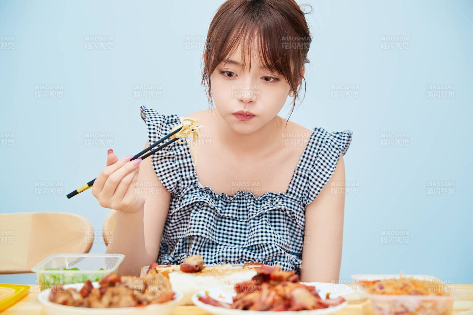 在餐桌前吃午餐的亚洲少女图片