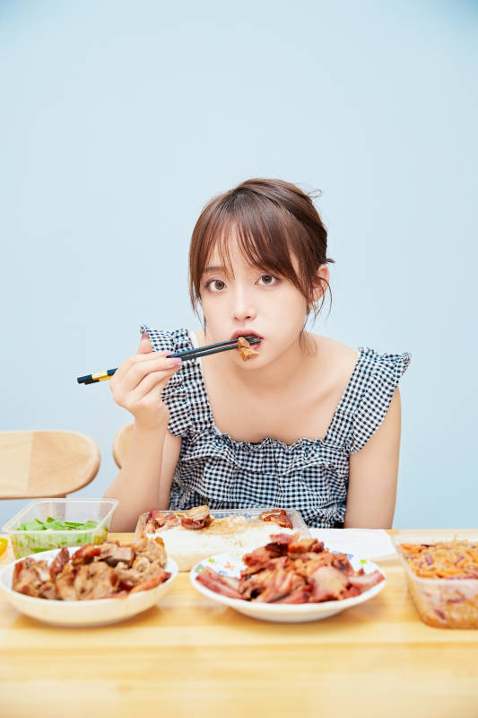 在餐桌前吃午餐的亚洲少女图片
