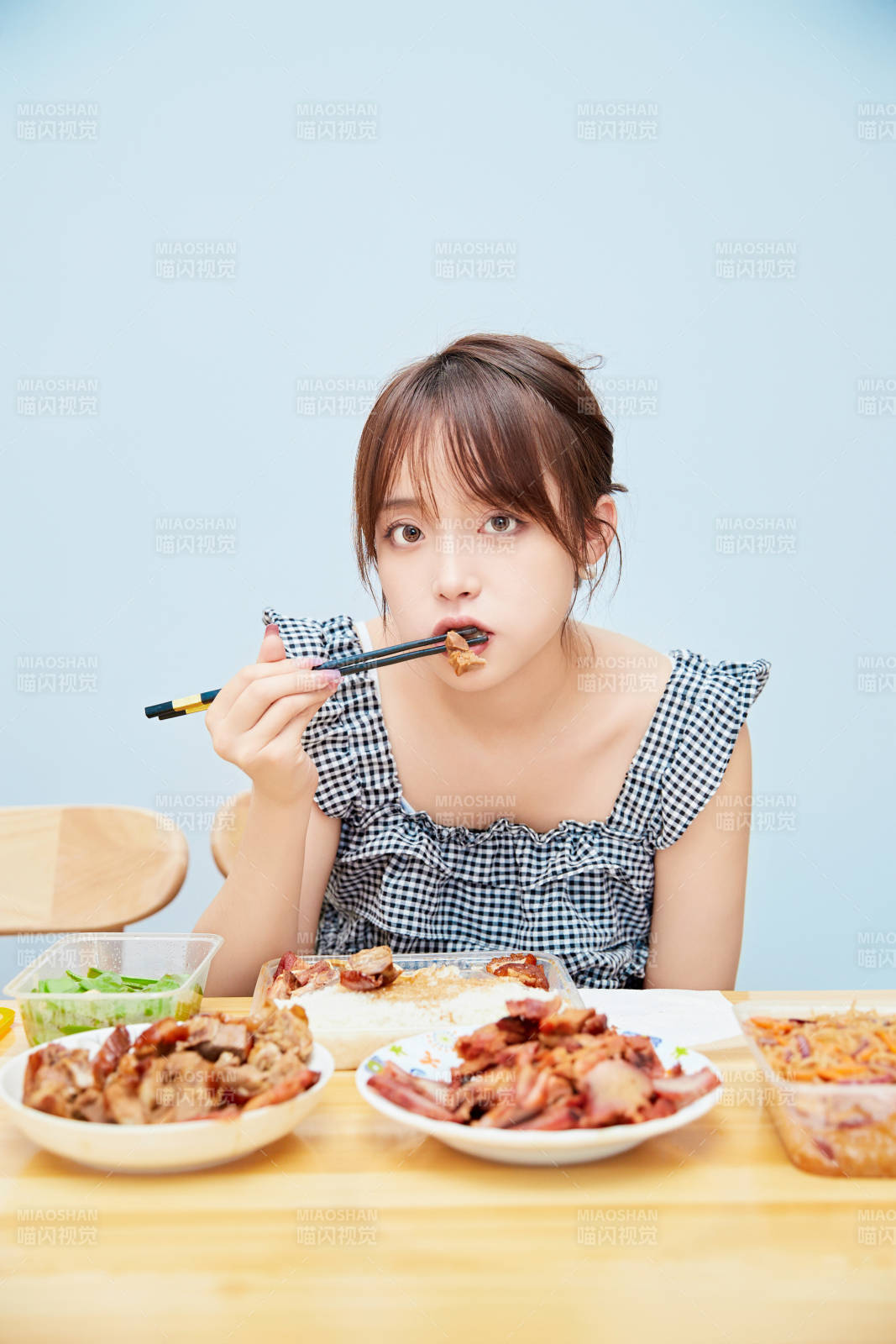 在餐桌前吃午餐的亚洲少女图片