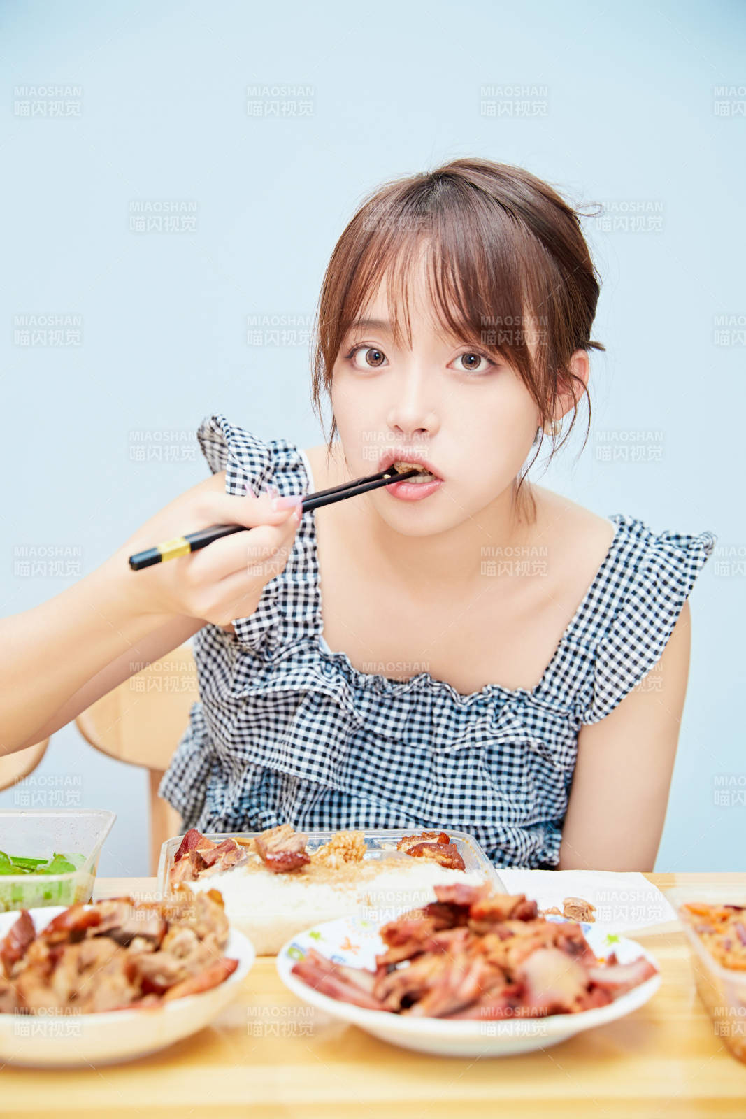 在餐桌前吃午餐的亚洲少女图片