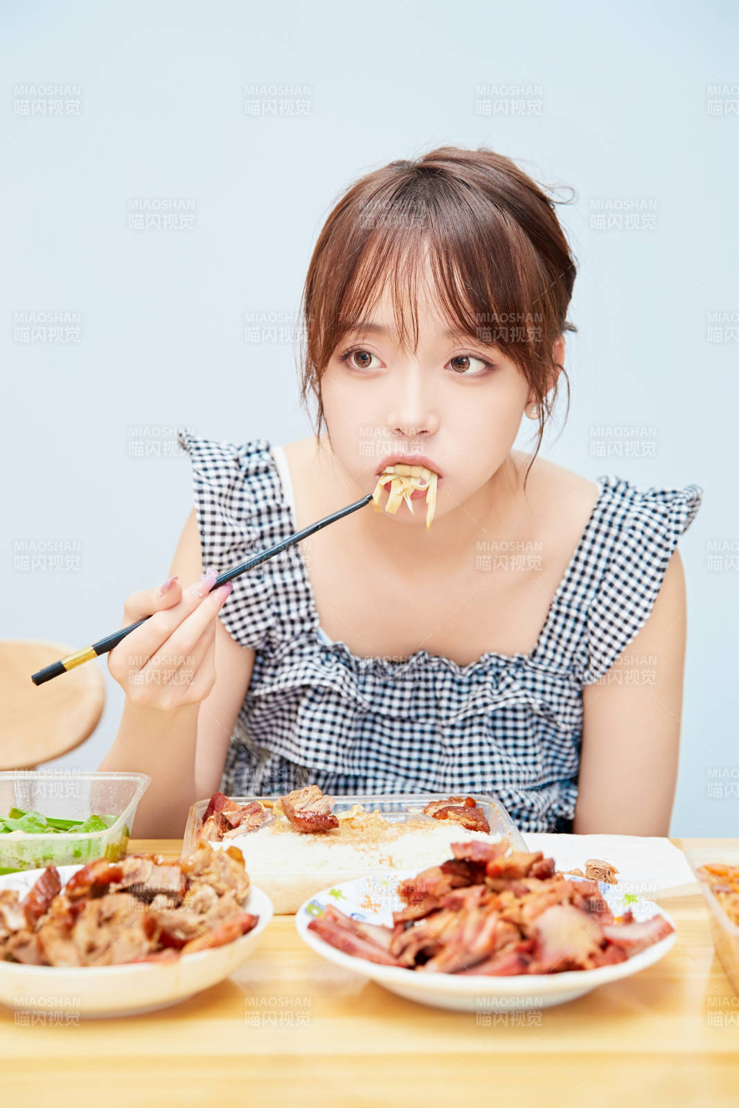 在餐桌前吃午餐的亚洲少女图片