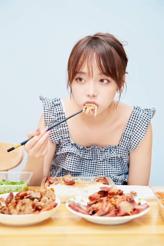 在餐桌前吃午餐的亚洲少女图片