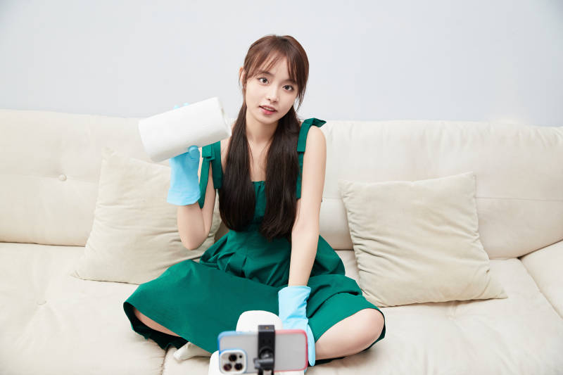 正在进行网络直播带货的美女主播图片