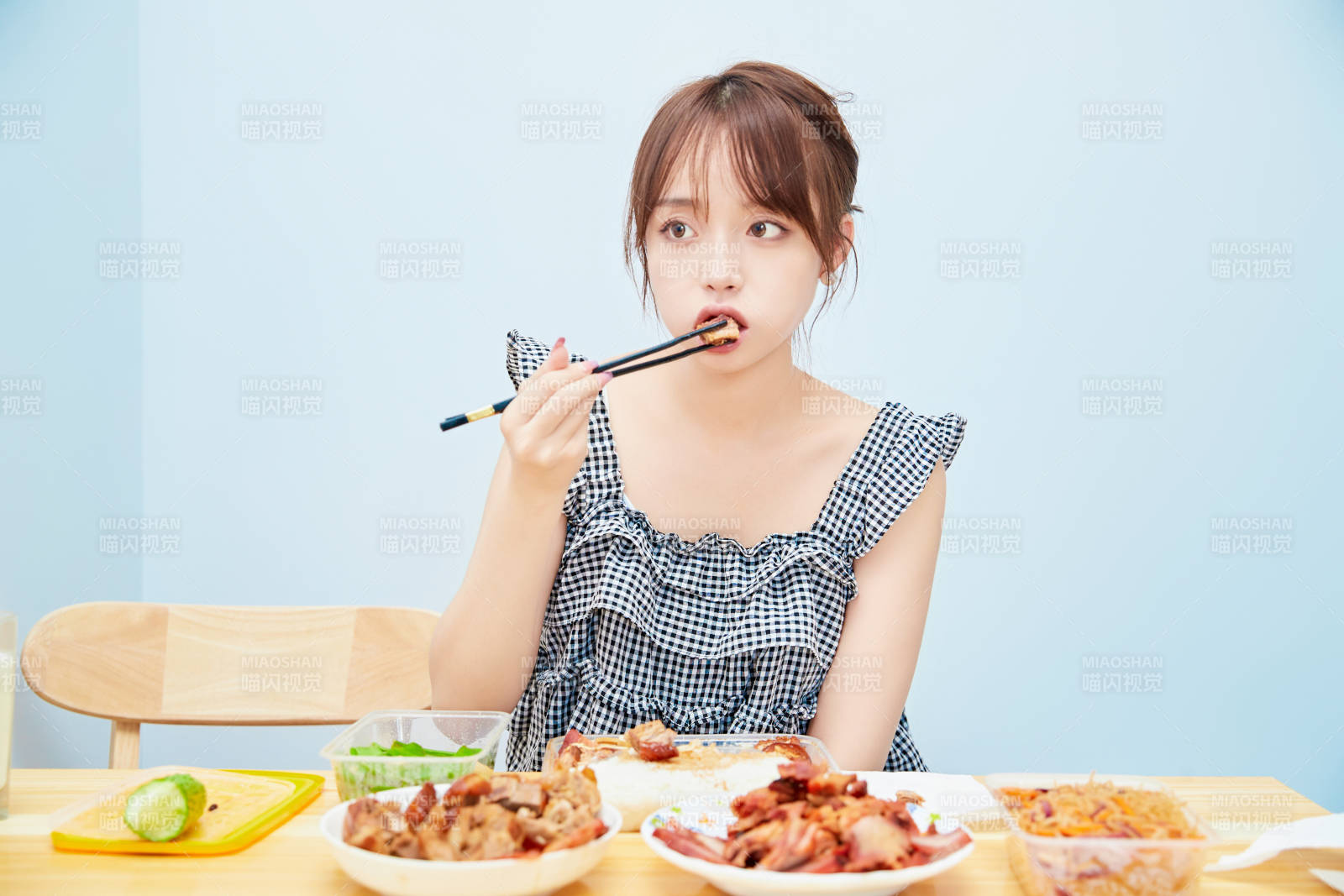 在餐桌前吃午餐的亚洲少女图片