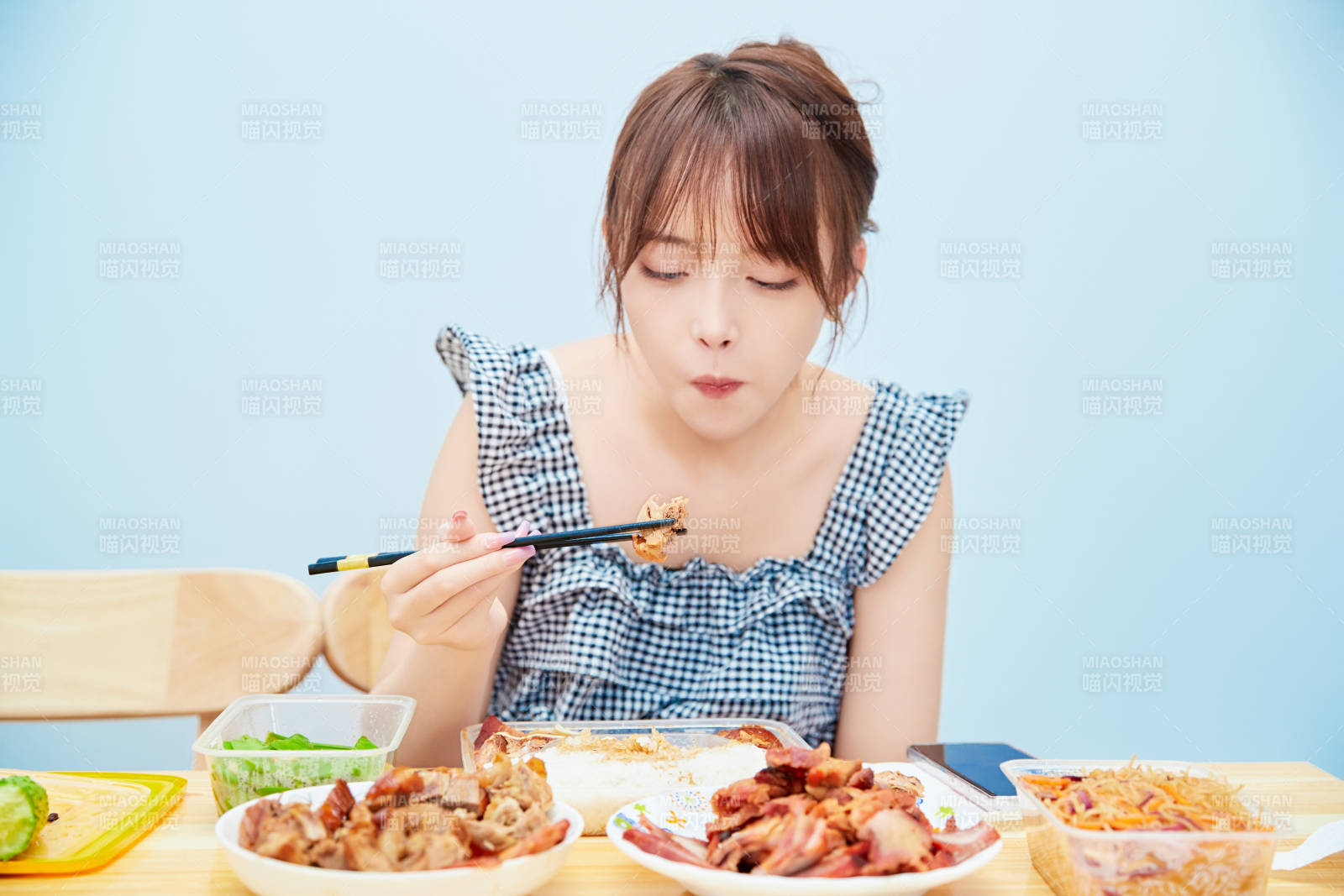 在餐桌前吃午餐的亚洲少女图片