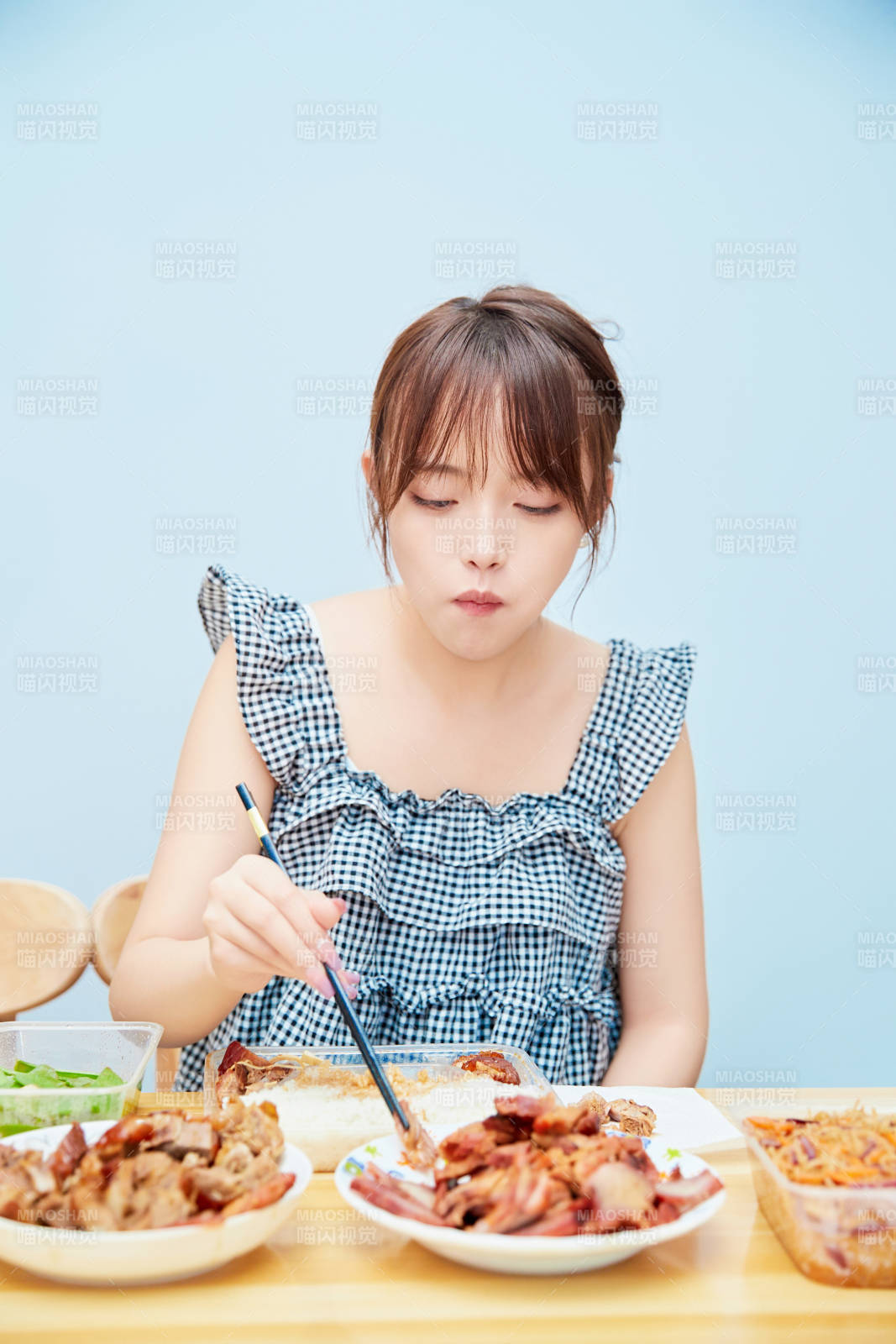 在餐桌前吃午餐的亚洲少女图片