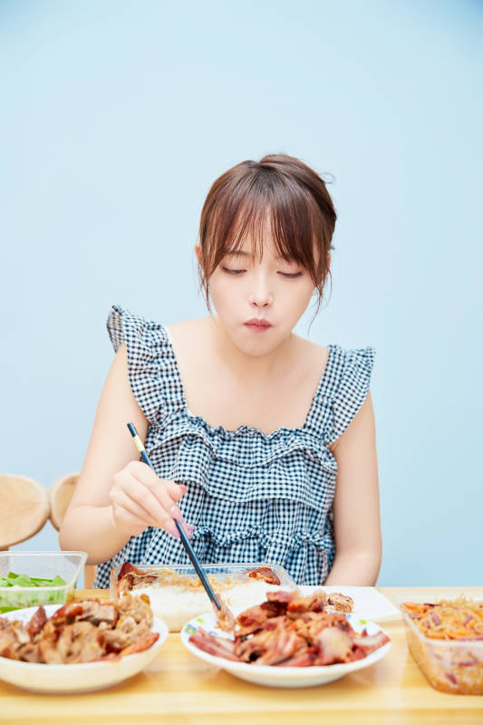 在餐桌前吃午餐的亚洲少女图片