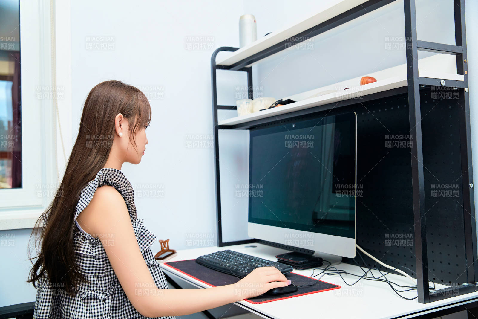 居家在电脑前工作的亚洲少女图片