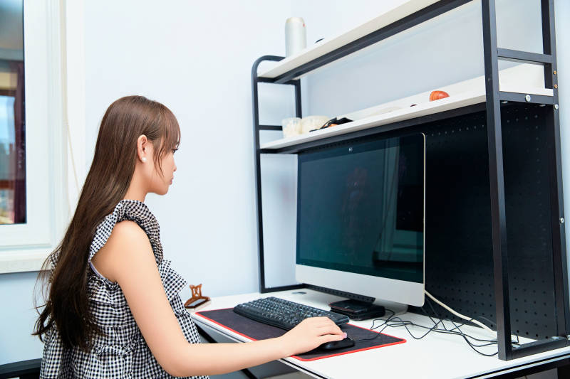 居家在电脑前工作的亚洲少女图片