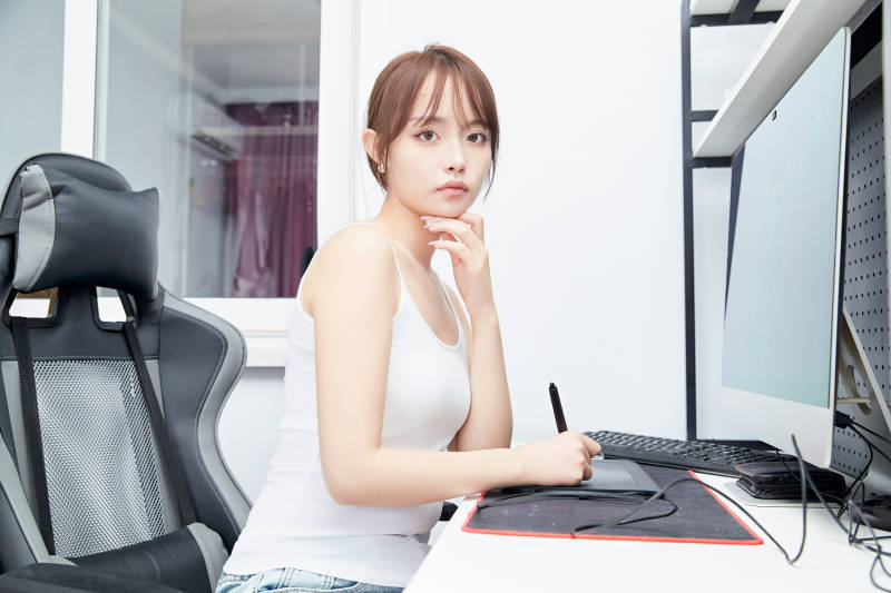 居家在电脑前工作的亚洲少女图片