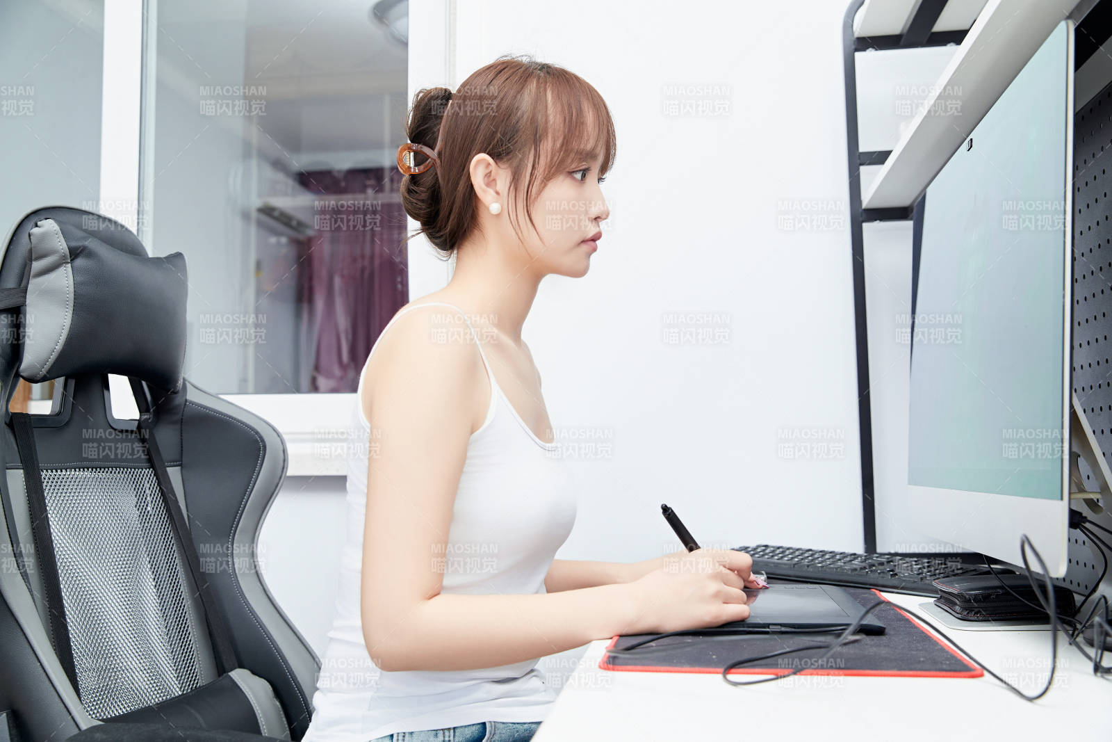 居家在电脑前工作的亚洲少女图片