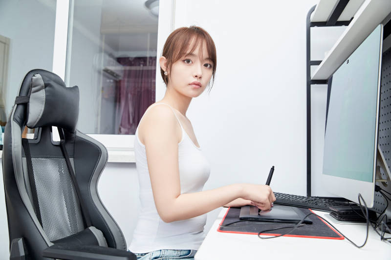 居家在电脑前工作的亚洲少女图片