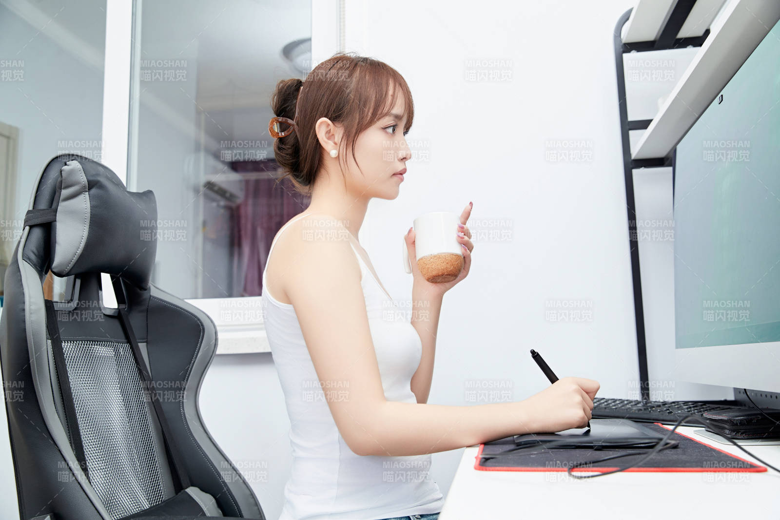 居家在电脑前工作的亚洲少女图片