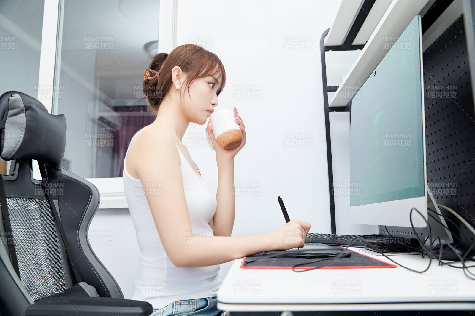 居家在电脑前工作的亚洲少女图片