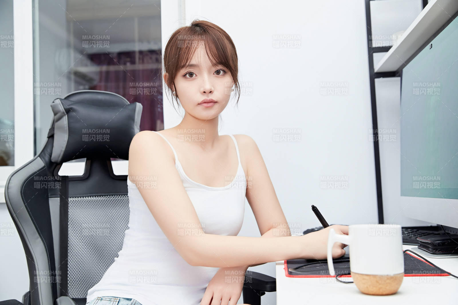 居家在电脑前工作的亚洲少女图片