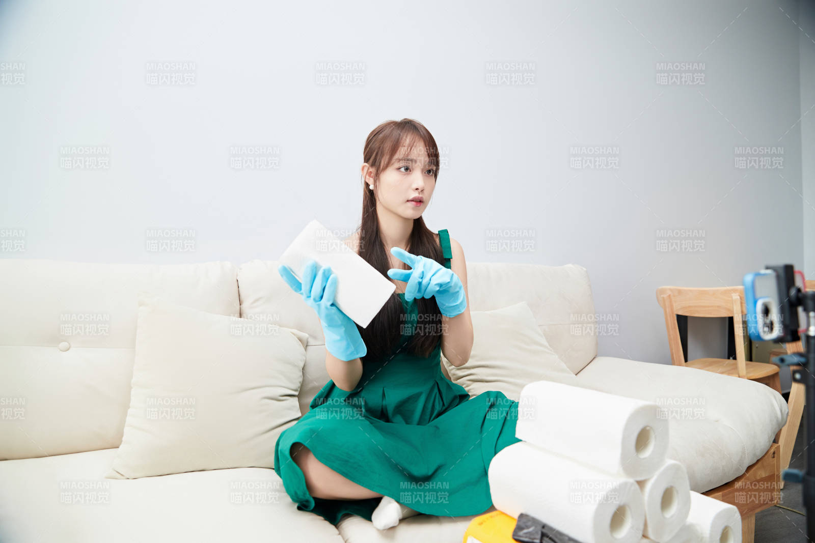 正在进行网络直播带货的美女主播图片