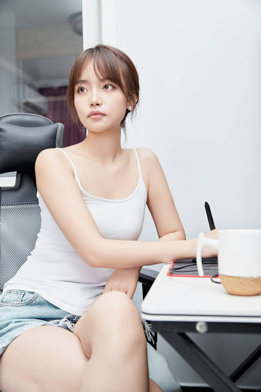 居家在电脑前工作的亚洲少女图片