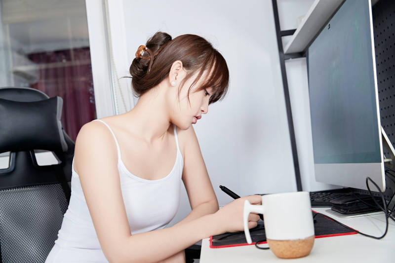 居家在电脑前工作的亚洲少女图片
