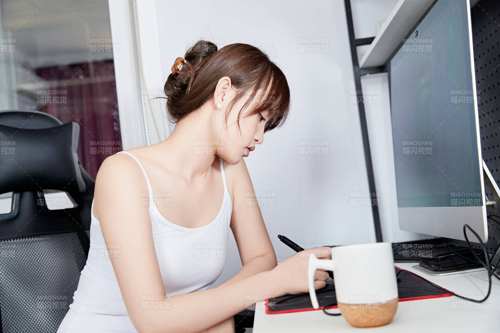 居家在电脑前工作的亚洲少女图片