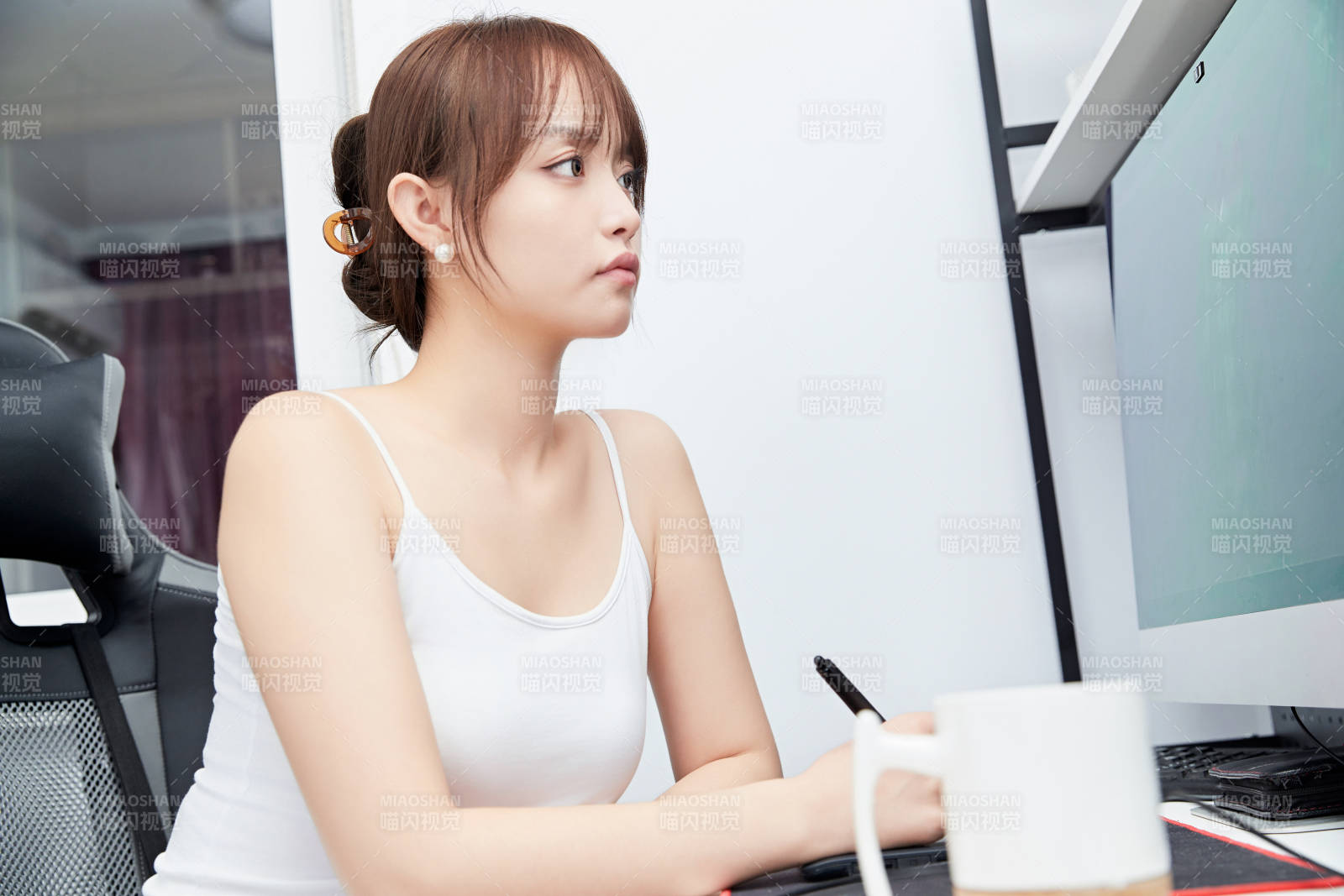 居家在电脑前工作的亚洲少女图片