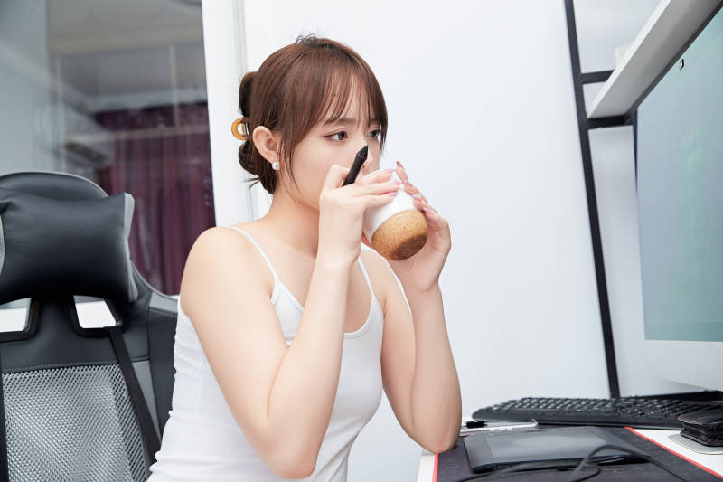居家在电脑前工作的亚洲少女图片