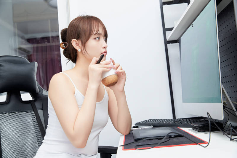 居家在电脑前工作的亚洲少女图片