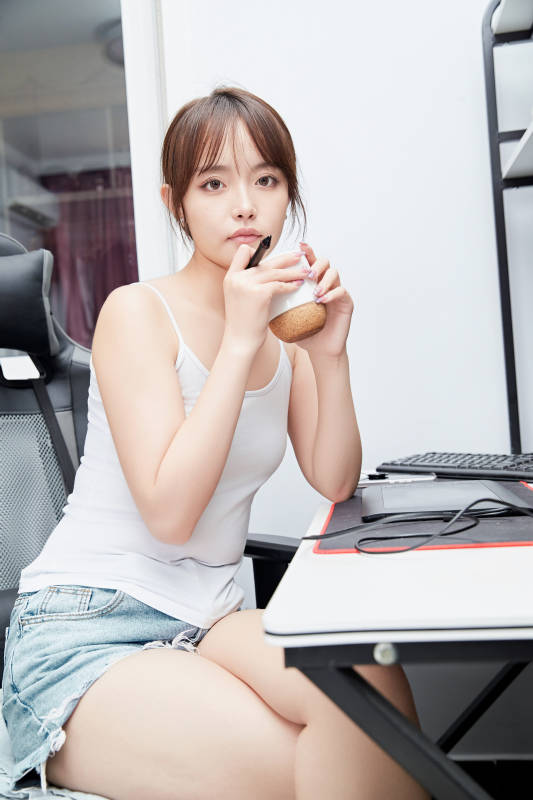 居家在电脑前工作的亚洲少女图片