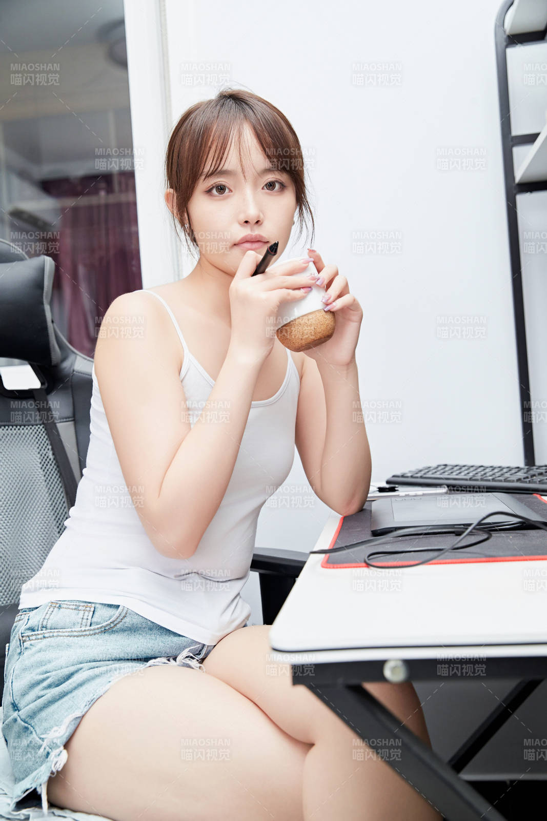 居家在电脑前工作的亚洲少女图片