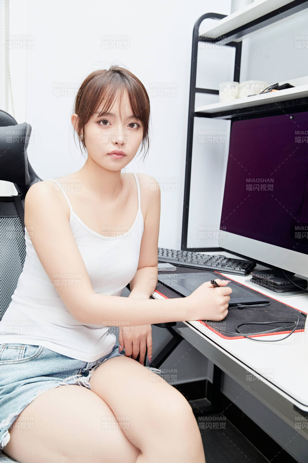 居家在电脑前工作的亚洲少女图片