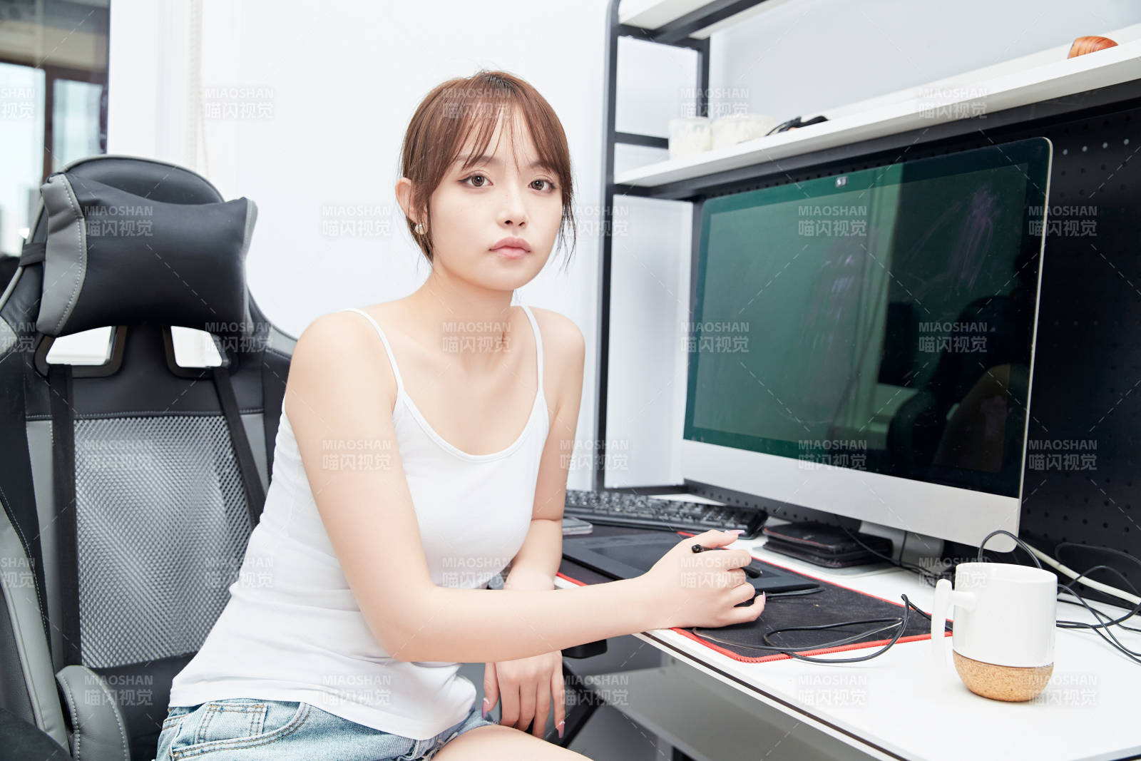 居家在电脑前工作的亚洲少女图片