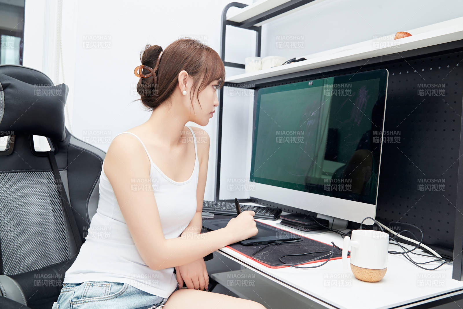 居家在电脑前工作的亚洲少女图片