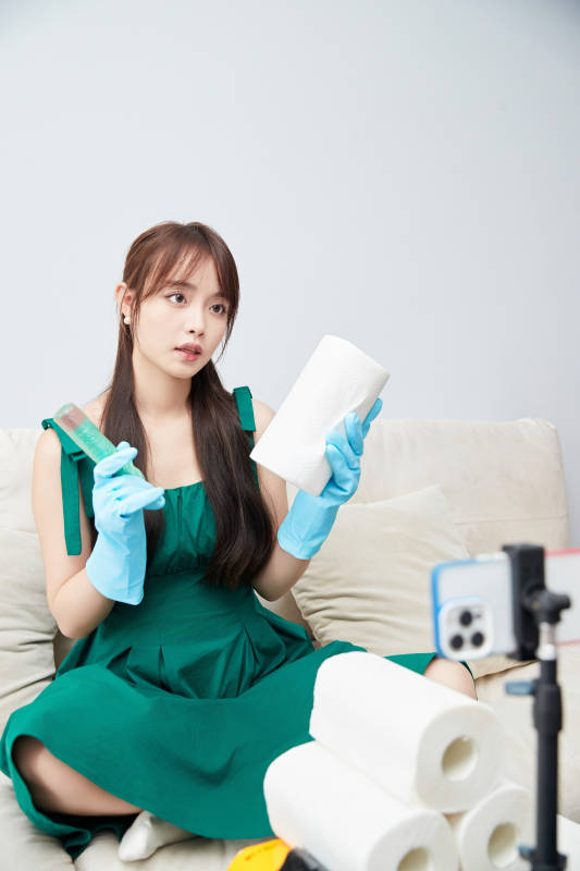 正在进行网络直播带货的美女主播图片