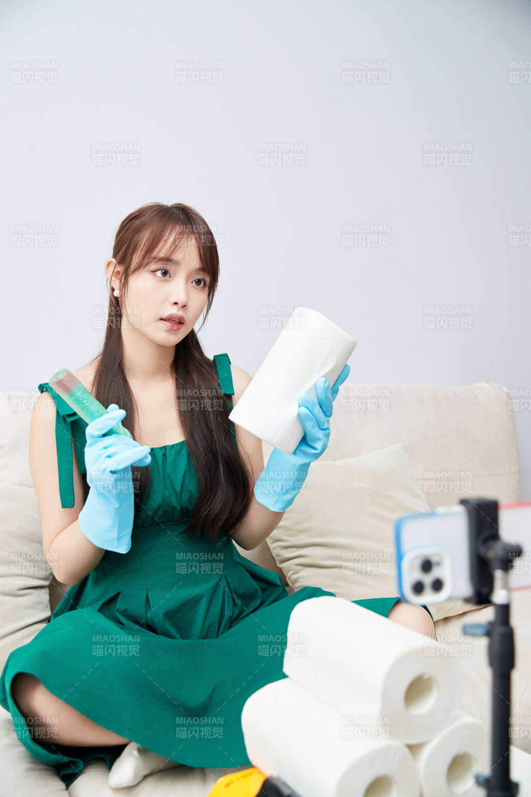 正在进行网络直播带货的美女主播图片