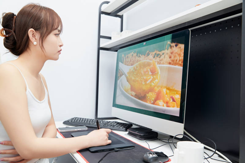 居家在电脑前工作的亚洲少女图片