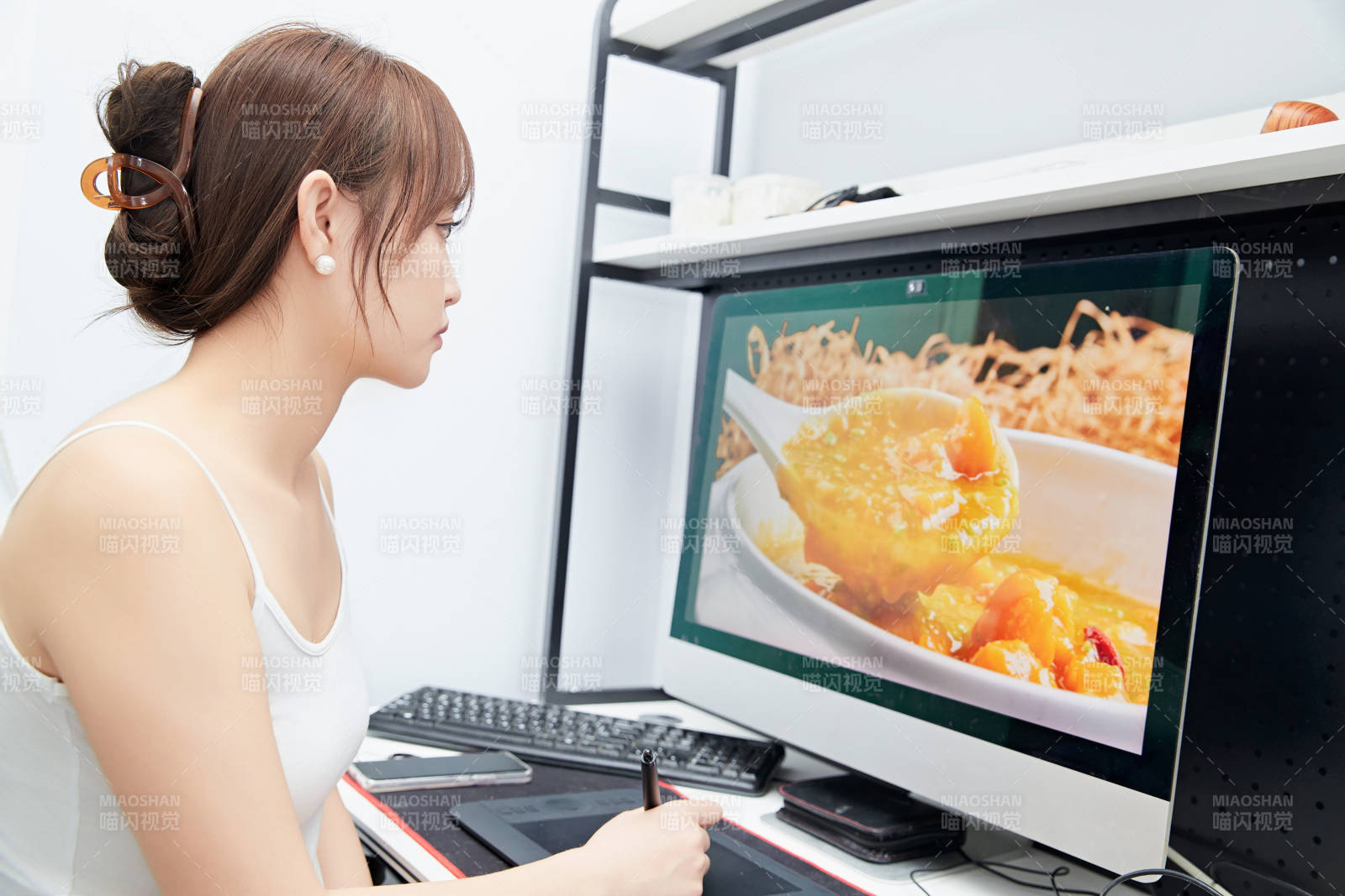 居家在电脑前工作的亚洲少女图片