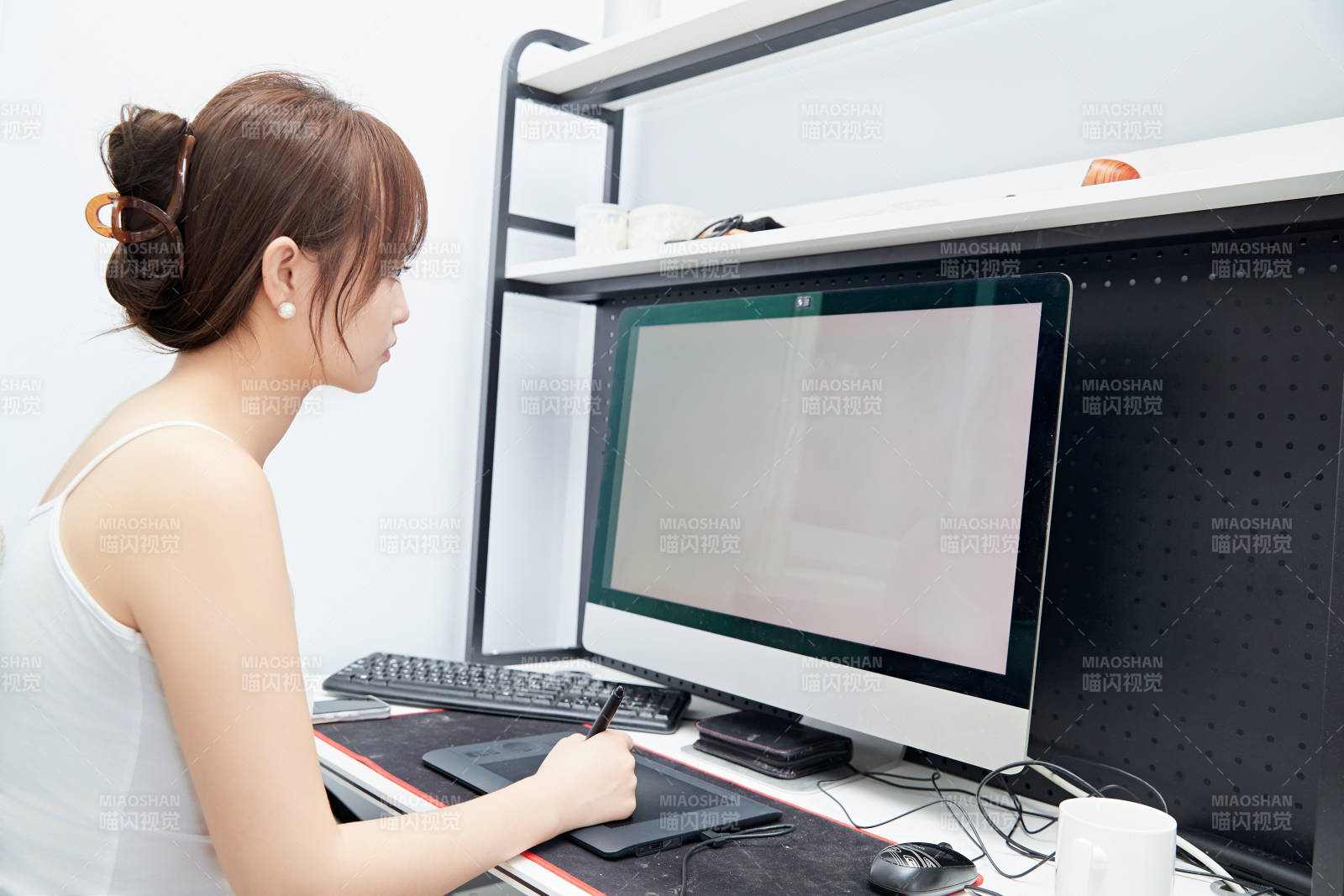 居家在电脑前工作的亚洲少女图片