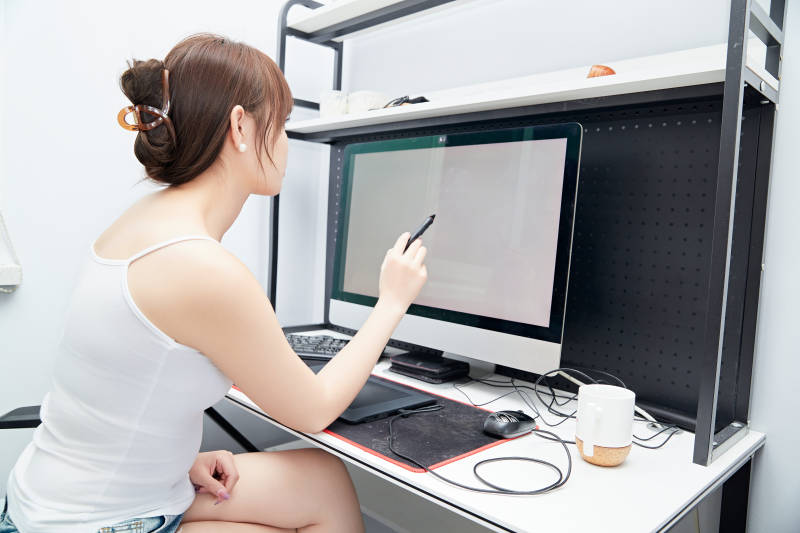 居家在电脑前工作的亚洲少女图片